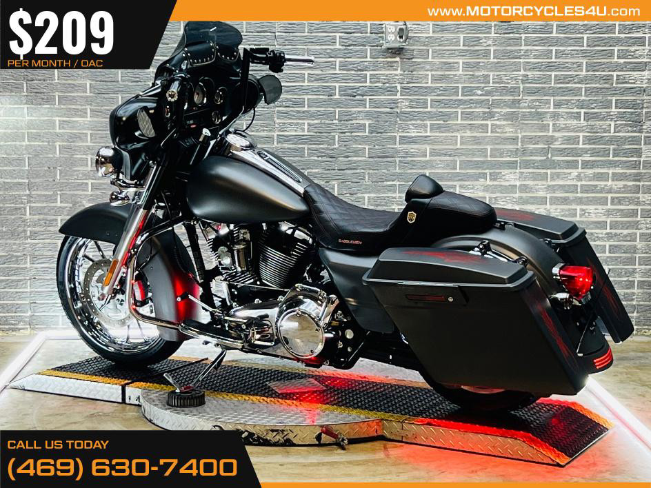Street Glide®