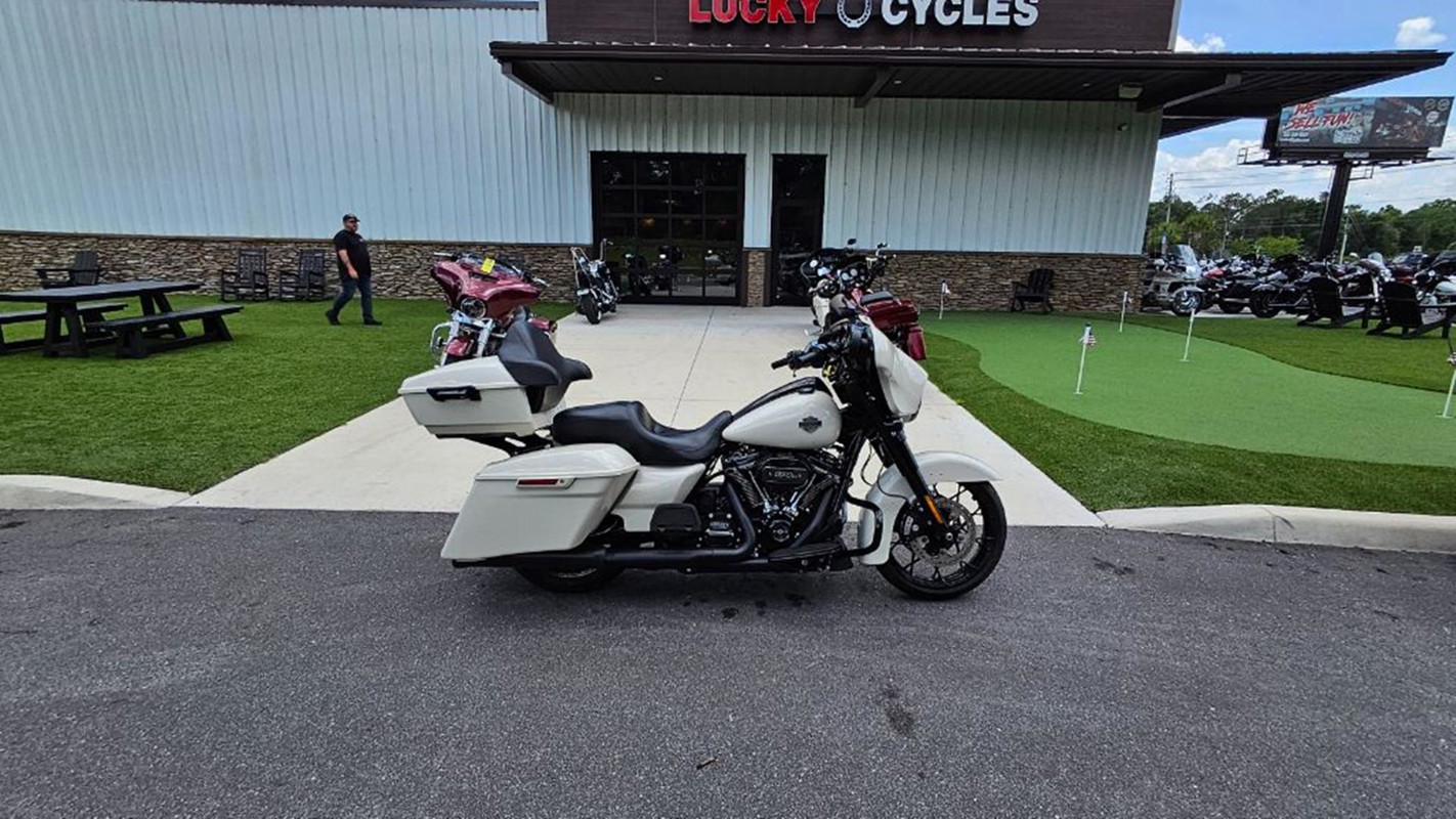 Street Glide®
