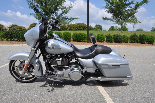 Street Glide®
