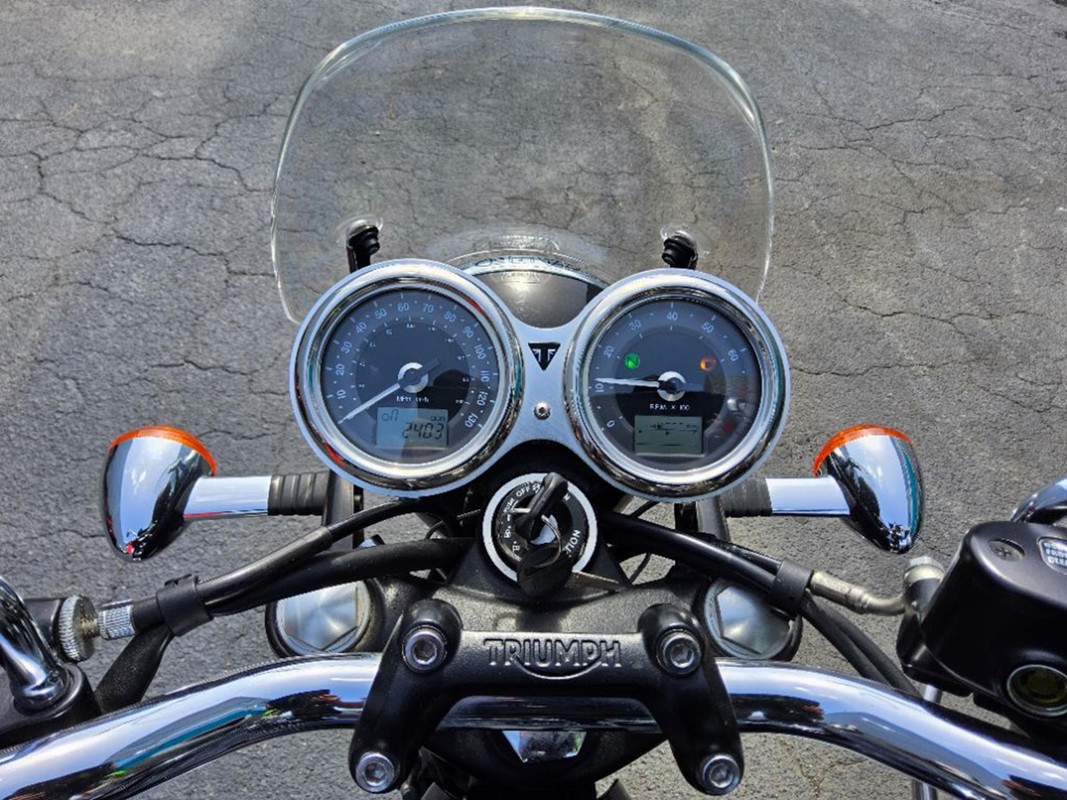 Bonneville T100