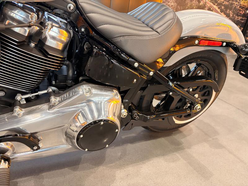 Street Bob®