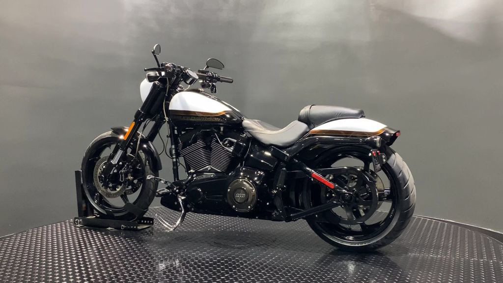 CVO® Pro Street Breakout®