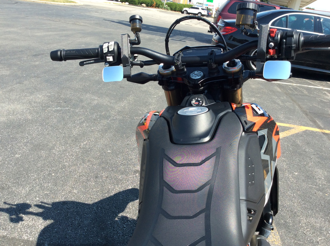 Hypermotard 698