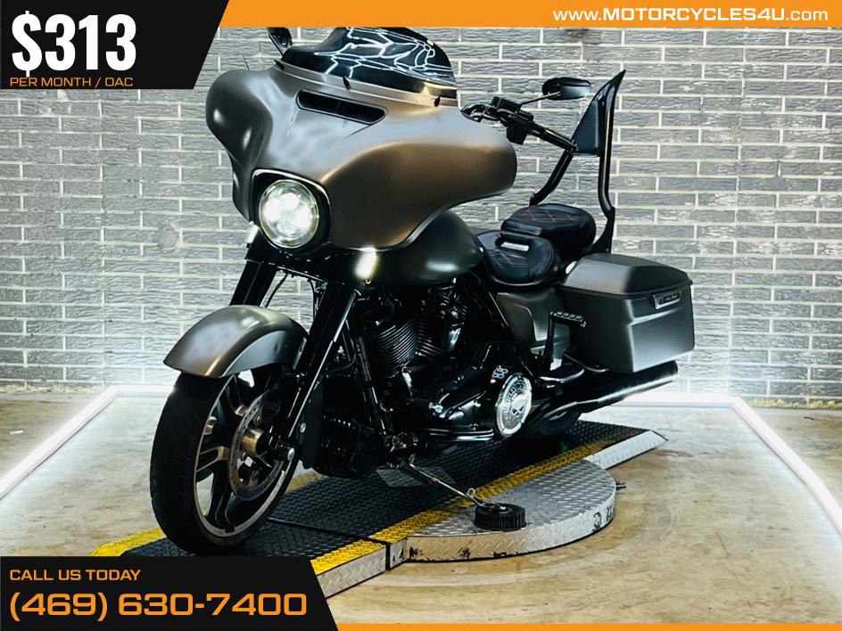 Street Glide®