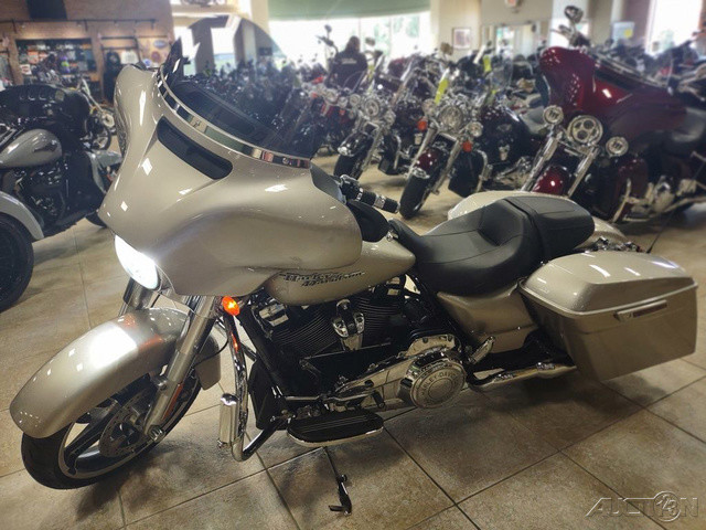 Street Glide®