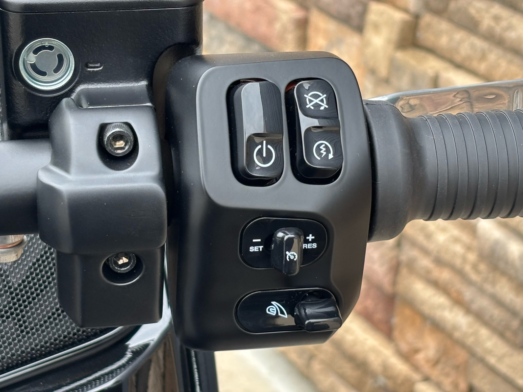 Pursuit Dark Horse 112