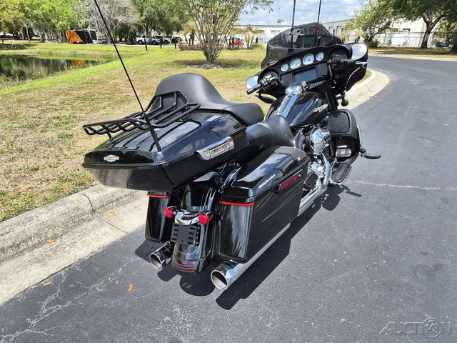 Street Glide®