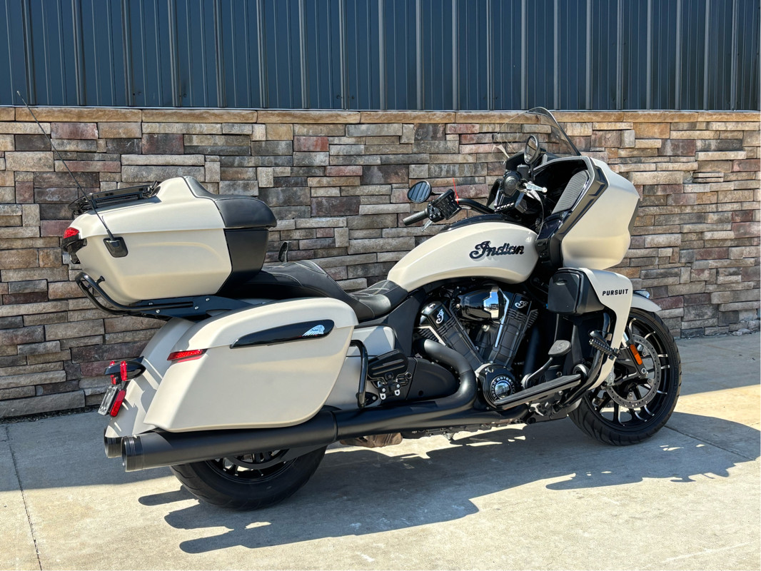 Pursuit Dark Horse Premium Package