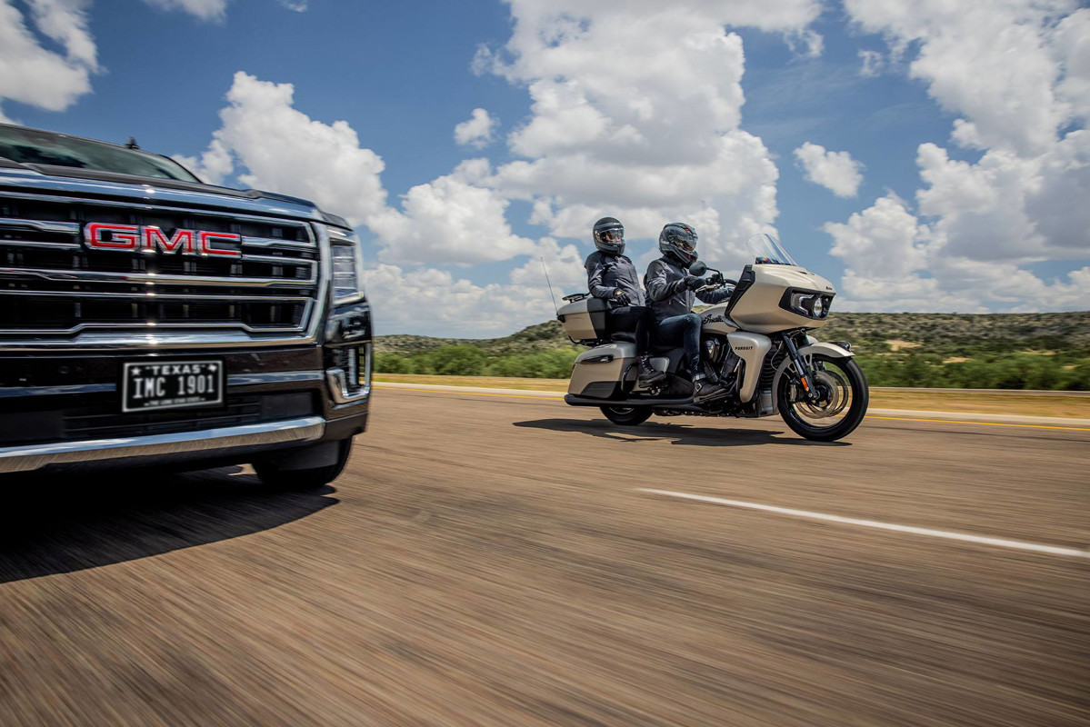 Pursuit Dark Horse Premium Package