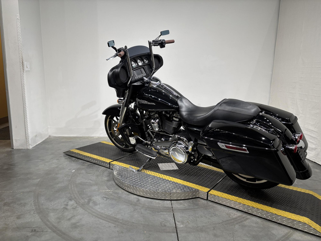 Street Glide®