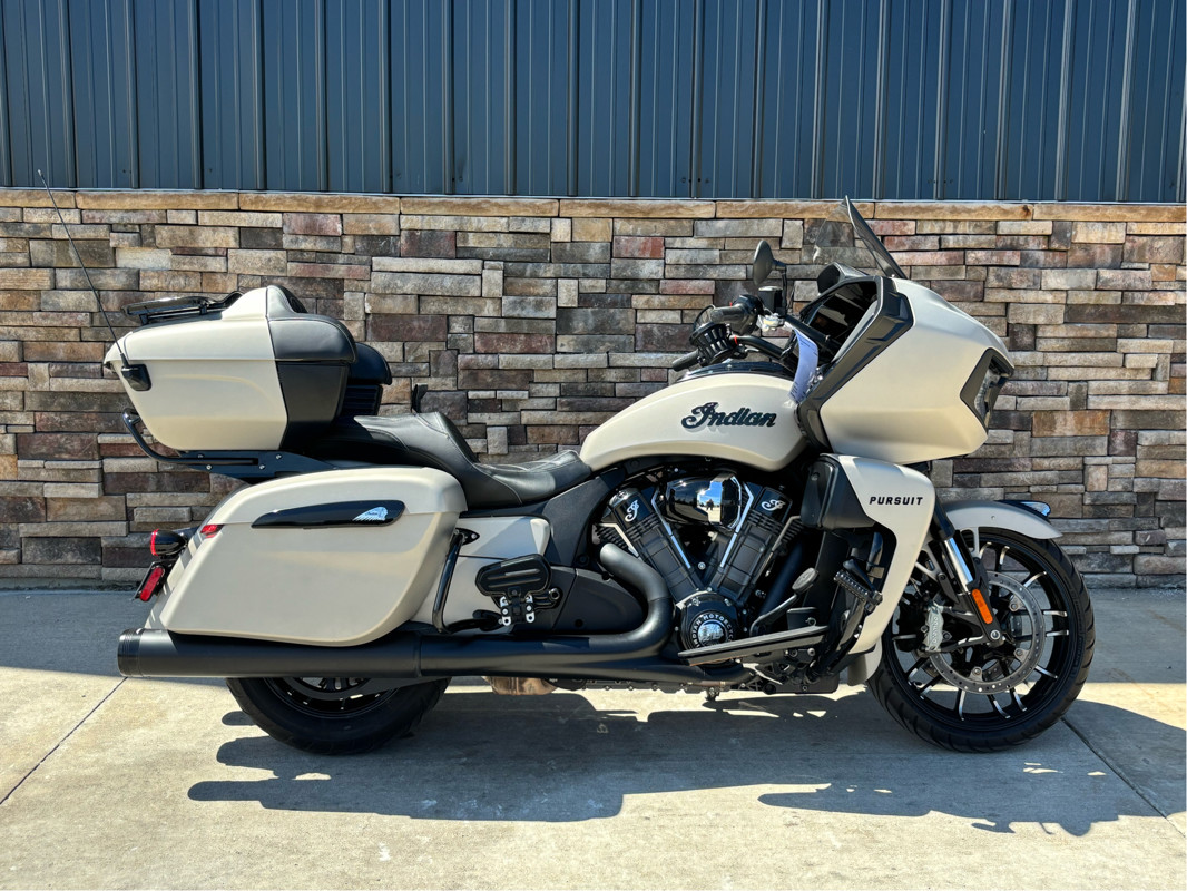 Pursuit Dark Horse Premium Package
