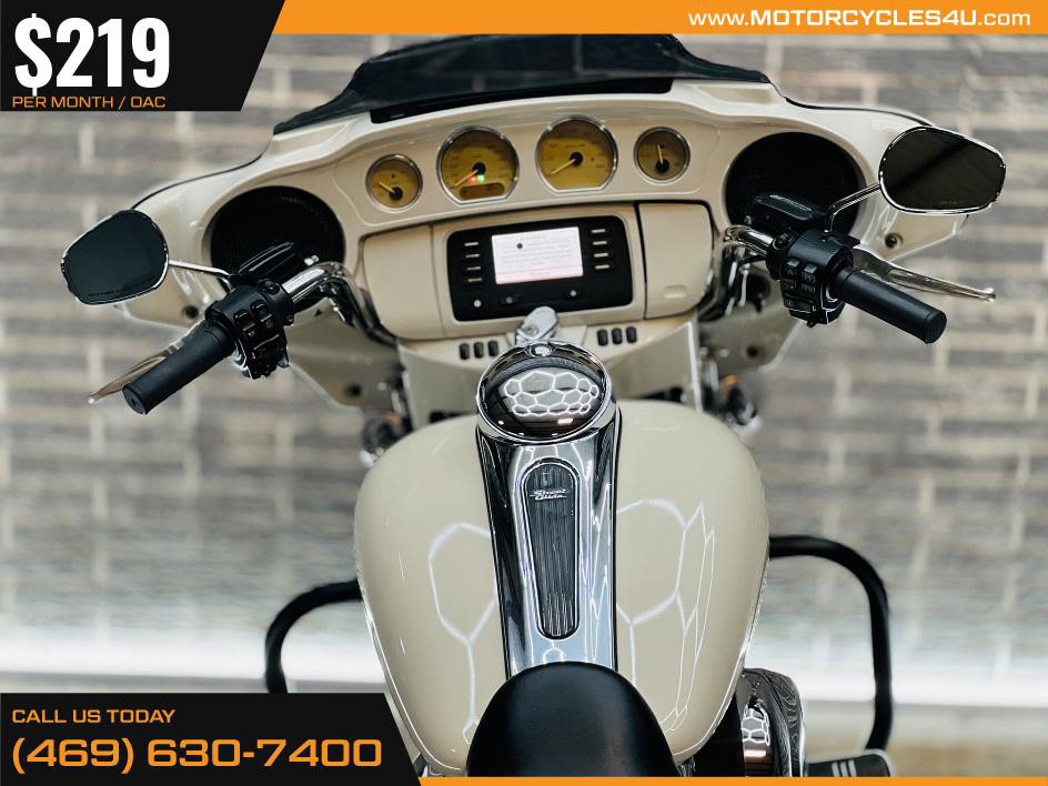 Street Glide®