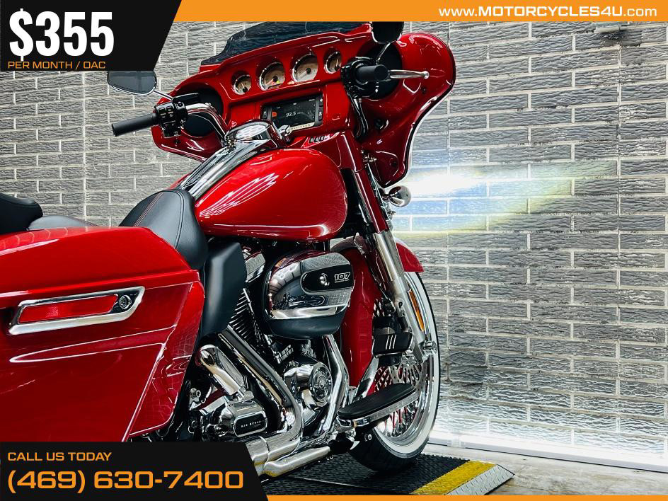 Street Glide®