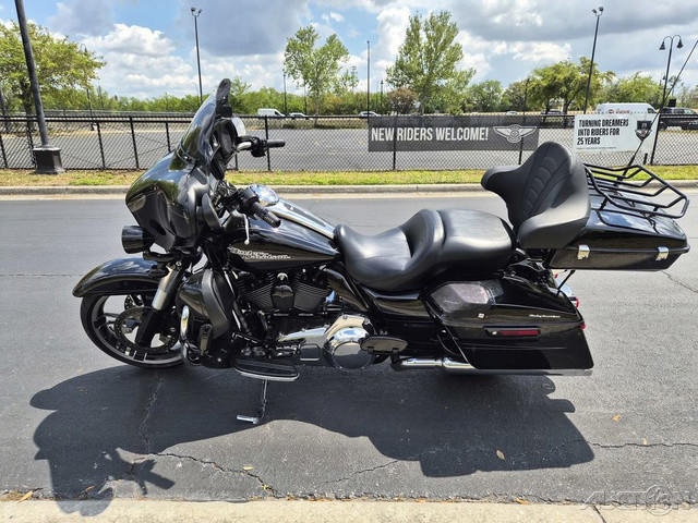 Street Glide®