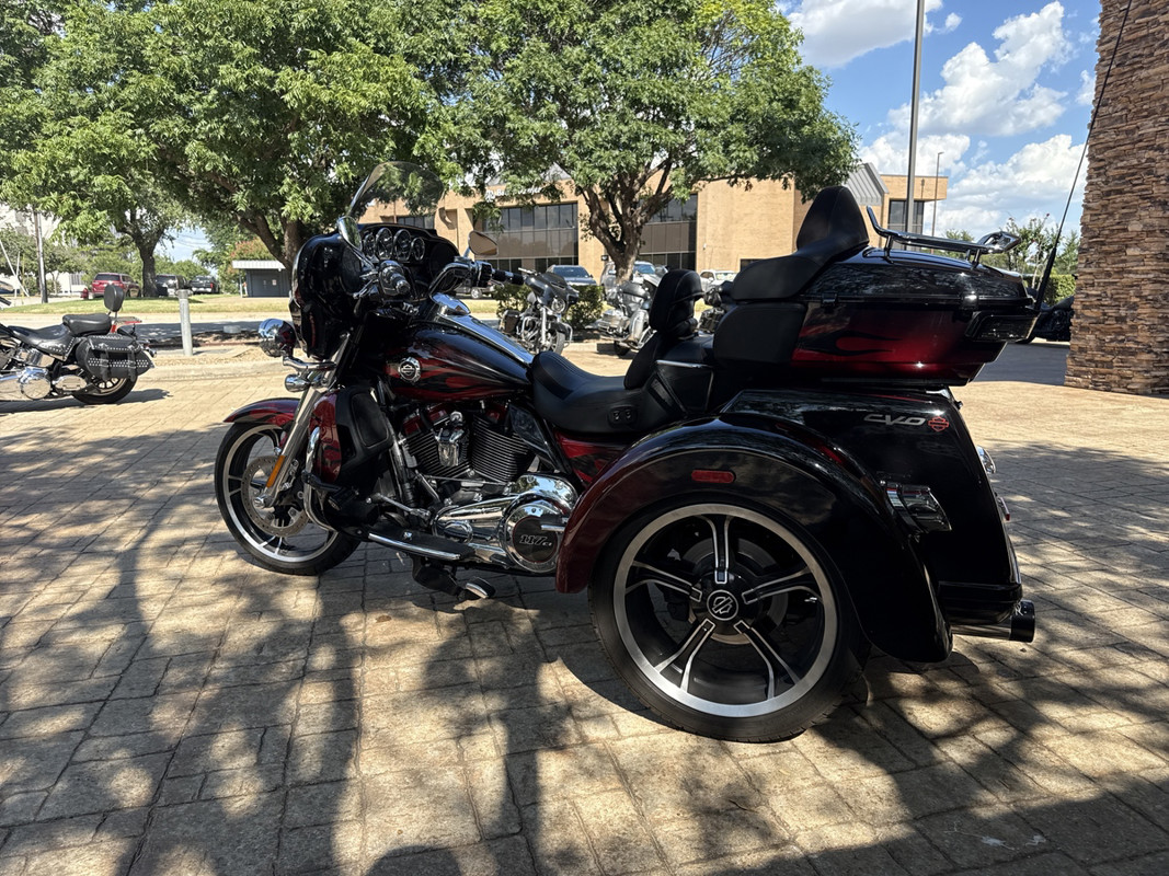 CVO® Tri Glide®