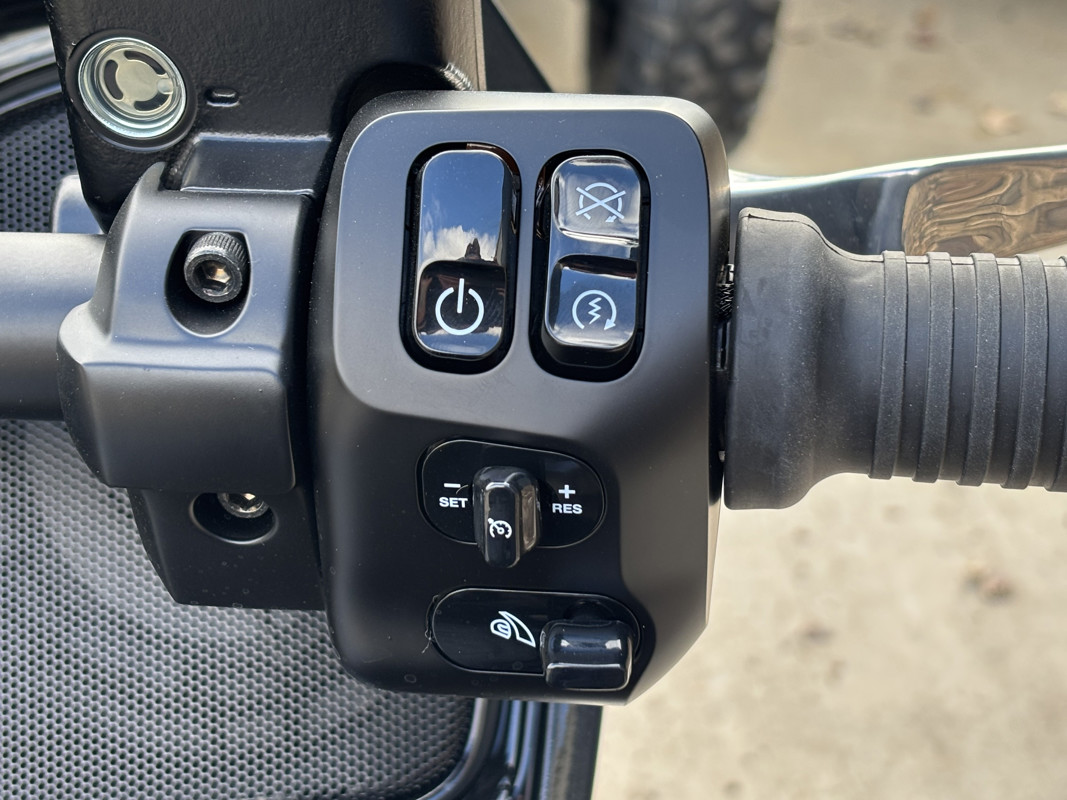 Pursuit Dark Horse 112