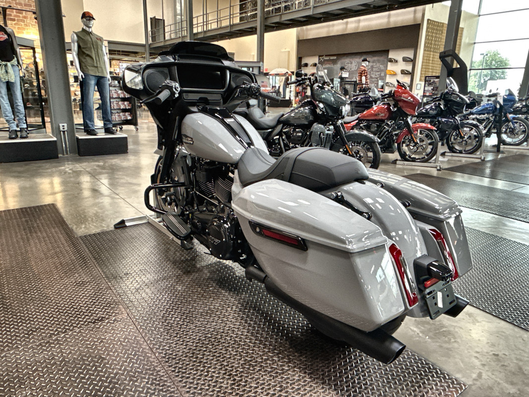 Street Glide®