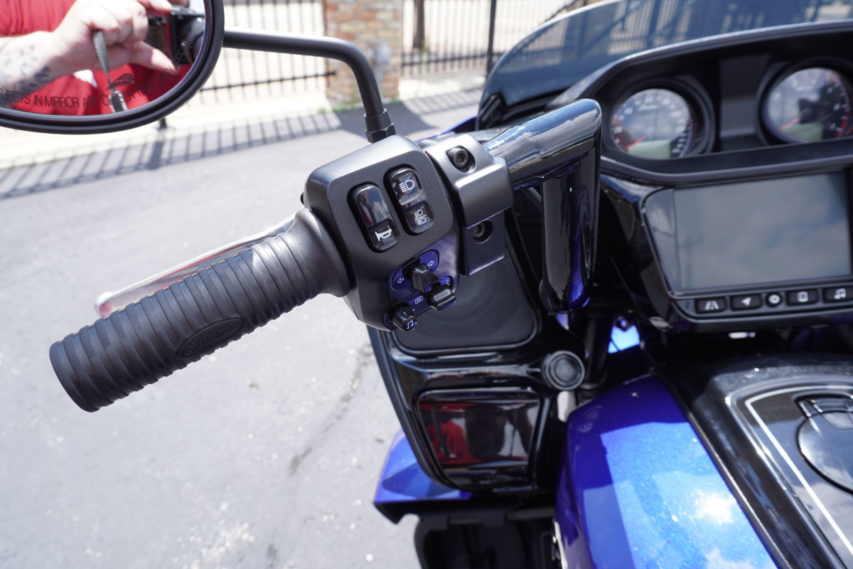 Pursuit Dark Horse Premium Package