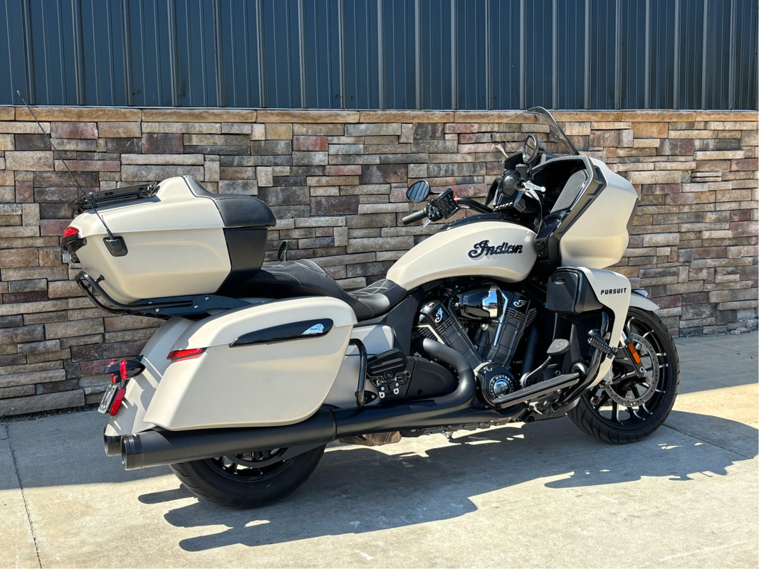 Pursuit Dark Horse Premium Package