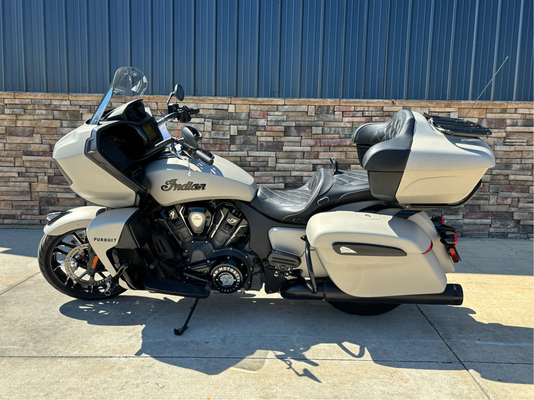 Pursuit Dark Horse Premium Package