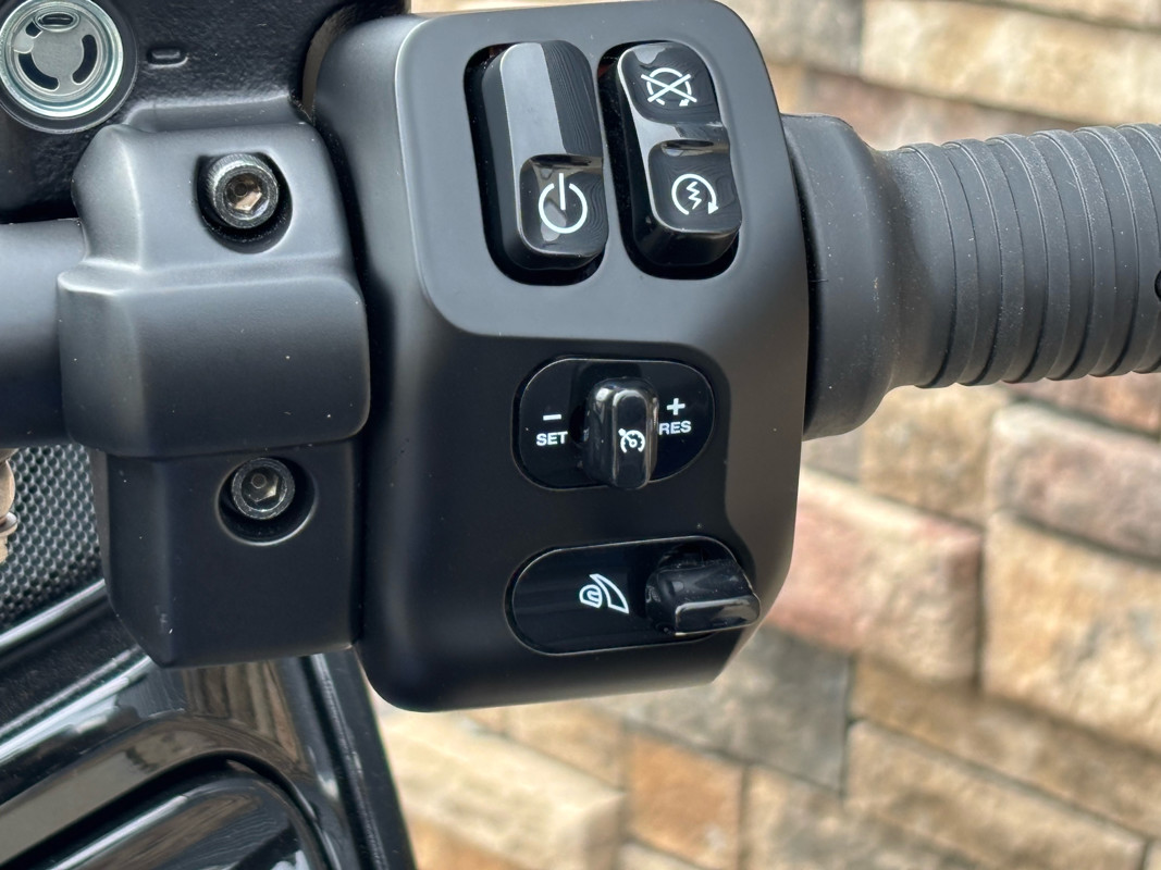 Pursuit Dark Horse 112