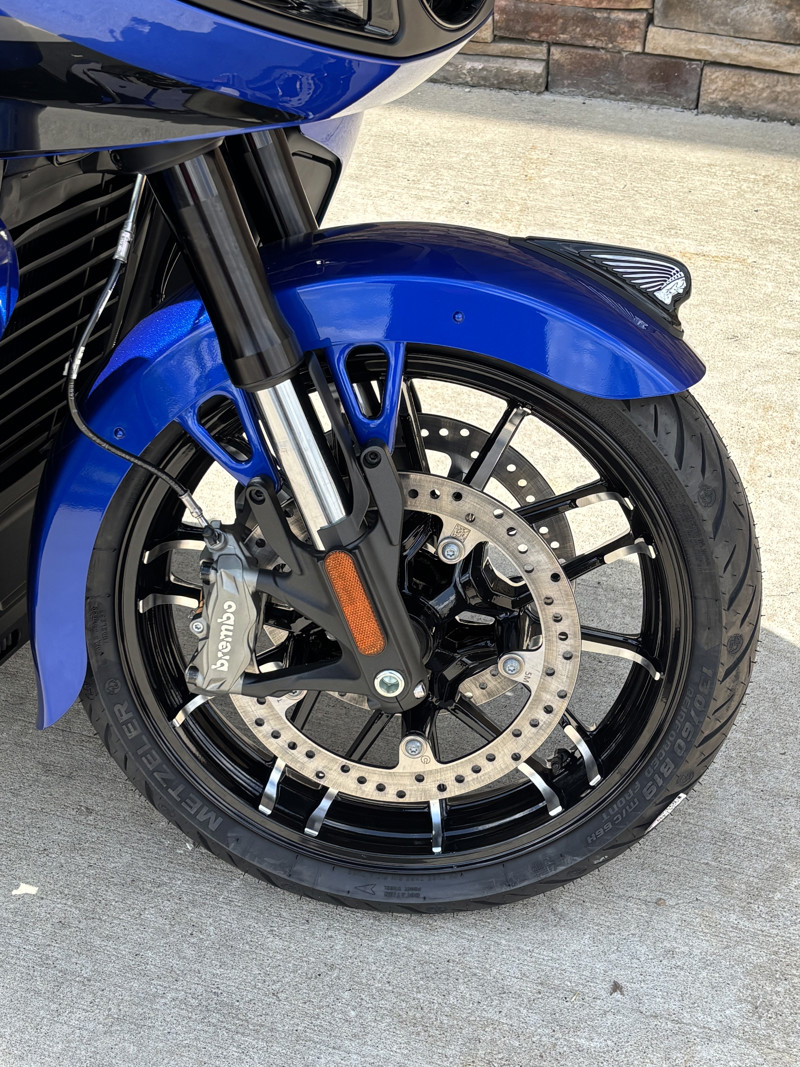 Pursuit Dark Horse 112