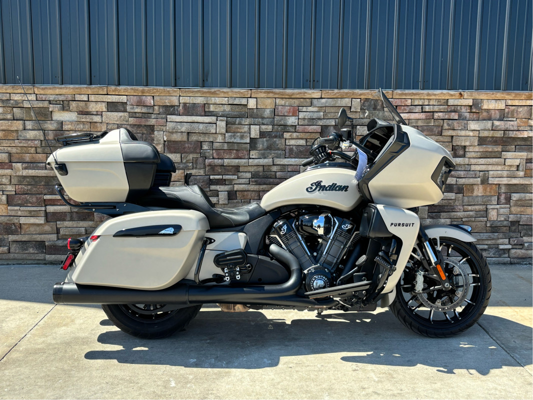 Pursuit Dark Horse Premium Package