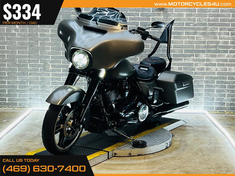 Street Glide®