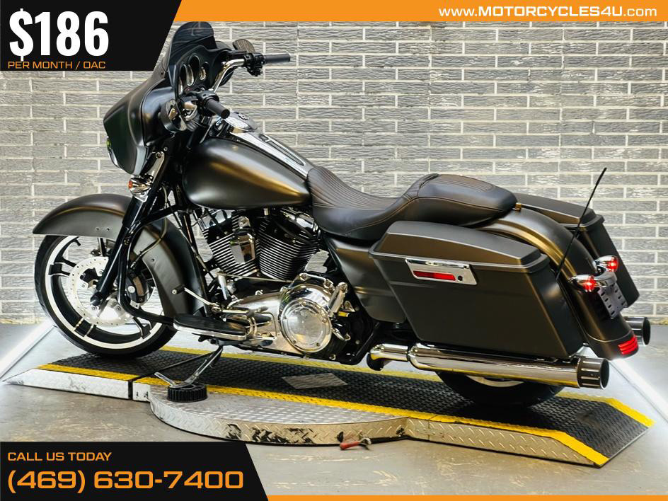 Street Glide®